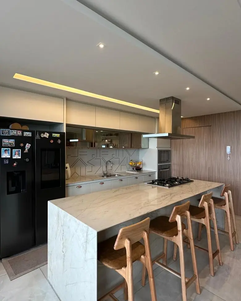 Cozinha com ilha em quartzito, projeto executado pela BM Rochas