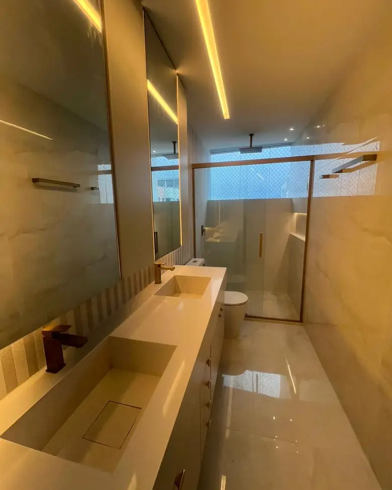 Banheiro com bancada esculpida em mármore, projeto executado pela BM Rochas
